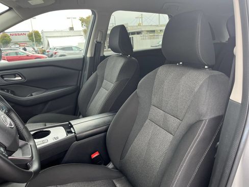 Used 2025 Nissan Rogue SV FWD image 37