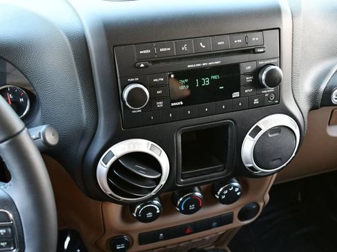 Used 2018 Jeep Wrangler Unlimited Rubicon w/ Connectivity Group AWD/4WD image 51