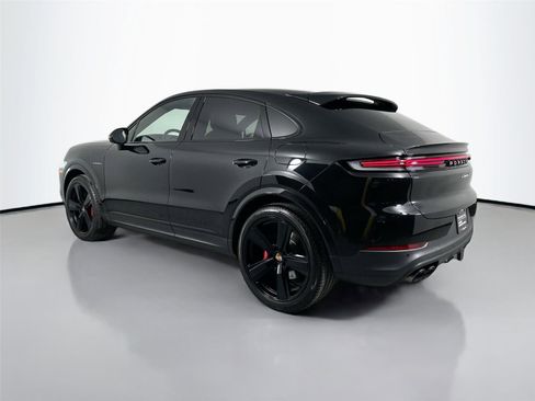 Certified 2025 Porsche Cayenne S AWD/4WD image 3