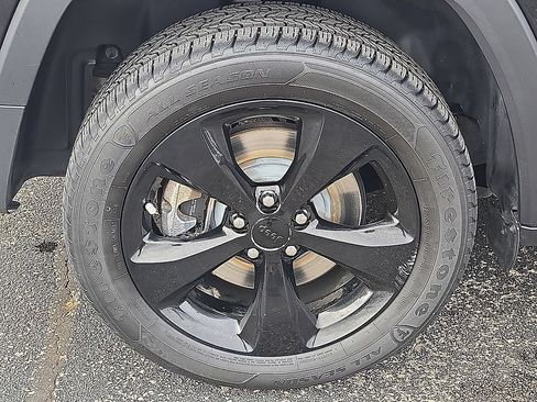 Used 2018 Jeep Cherokee Latitude w/ Altitude Package FWD image 7