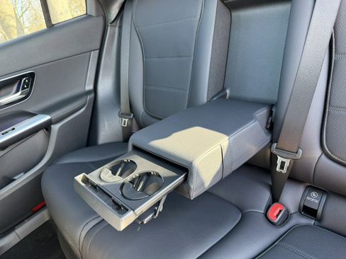 Used 2025 Mercedes-Benz GLC 300 4MATIC image 23