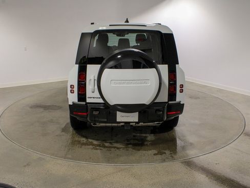 Used 2024 Land Rover Defender 130 X-Dynamic SE image 4
