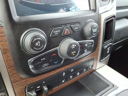 Used 2018 RAM 1500 Laramie w/ Convenience Group AWD/4WD image 28