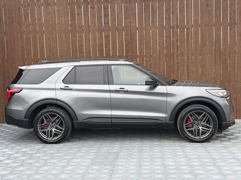 Used 2025 Ford Explorer ST-Line w/ ST-Line Street Pack image 14