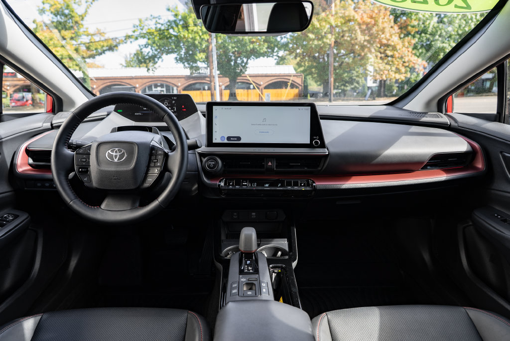 Used 2025 Toyota Prius Plug-In Hybrid FWD image 9