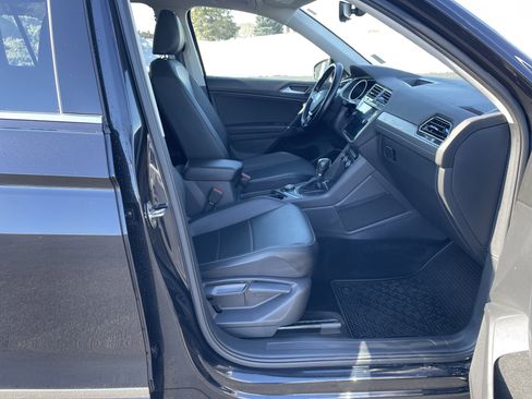 Used 2018 Volkswagen Tiguan SE w/ Panoramic Sunroof Package image 25