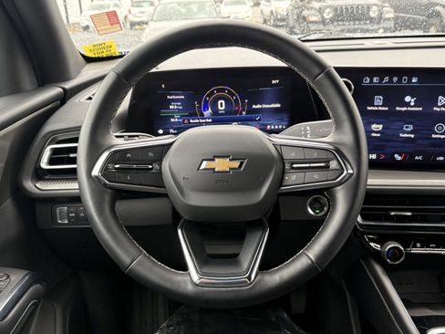 Used 2025 Chevrolet Traverse LT image 33