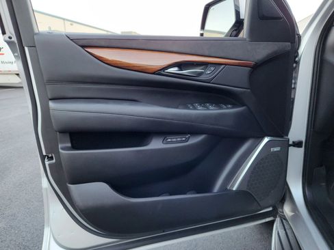 Used 2017 Cadillac Escalade Luxury image 8