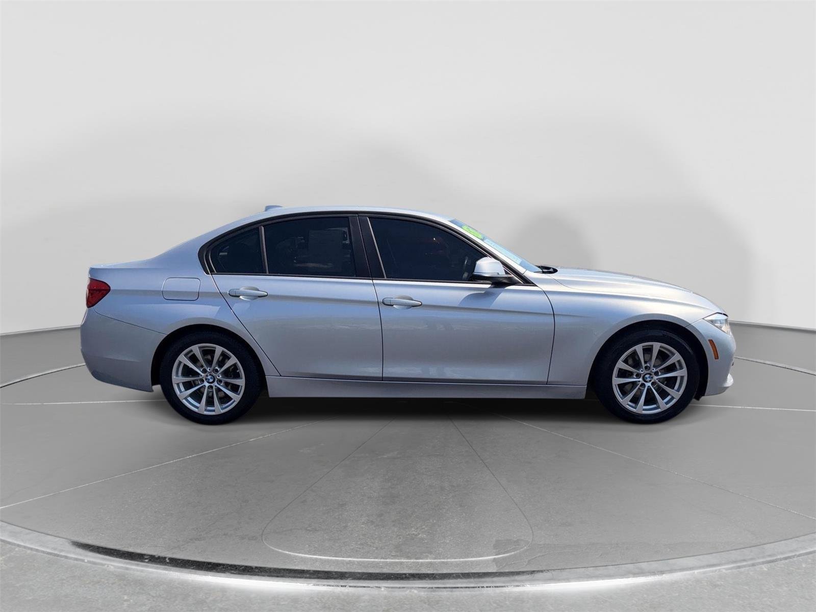 Used 2017 BMW 320i Sedan RWD image 6