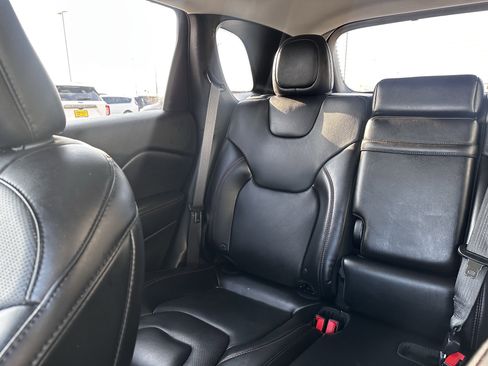 Used 2019 Jeep Cherokee Trailhawk AWD/4WD image 12