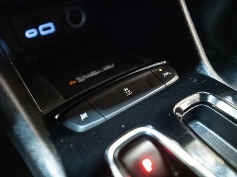 Used 2022 Chevrolet Bolt EUV LT w/ Convenience Package image 28