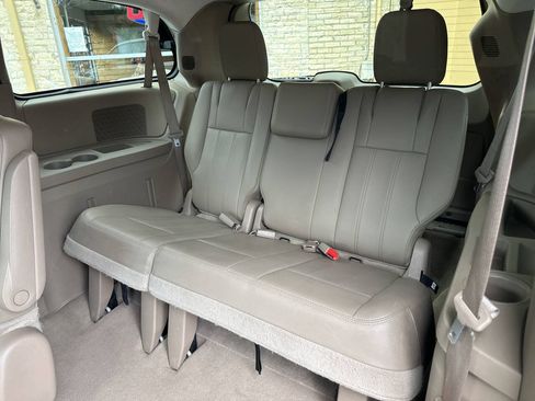 Used 2016 Chrysler Town & Country Touring FWD image 8