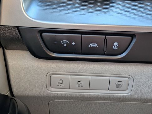 Used 2024 Kia Carnival LX image 17