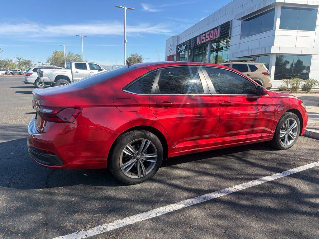 Used 2023 Volkswagen Jetta SE FWD image 4