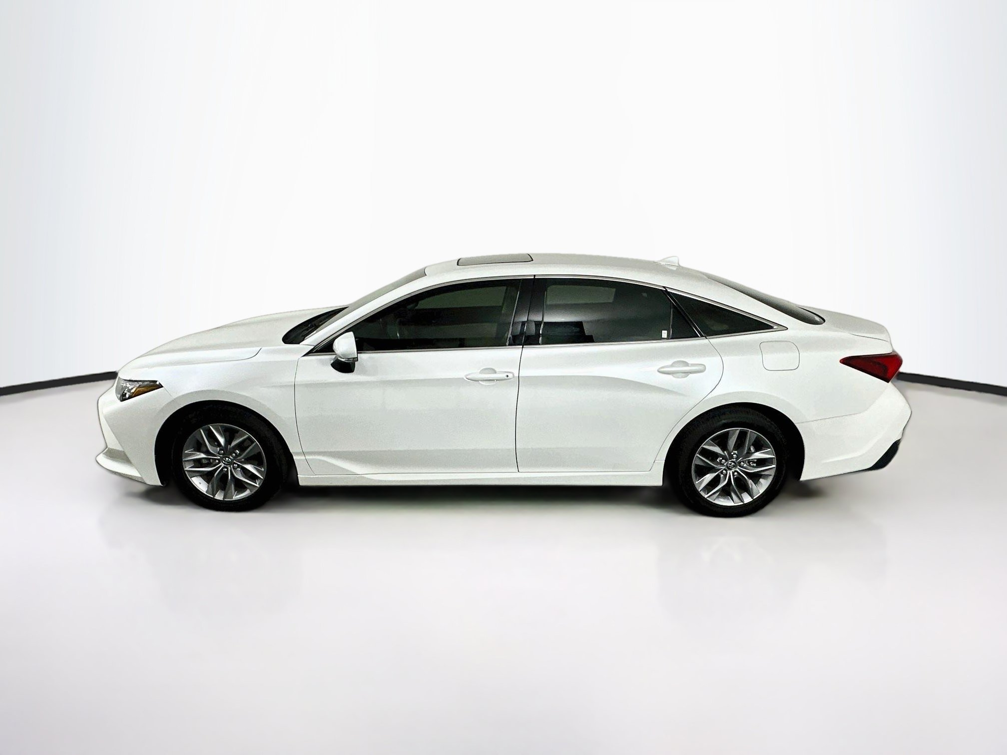 Used 2020 Toyota Avalon XLE w/ Moonroof Package FWD image 4