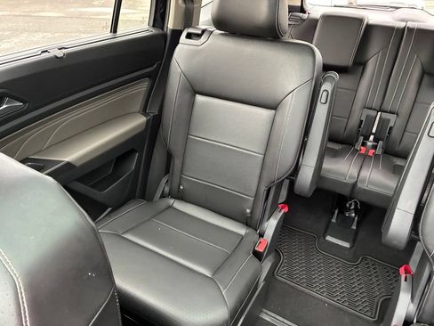 Used 2023 Volkswagen Atlas SEL R-Line AWD/4WD image 14