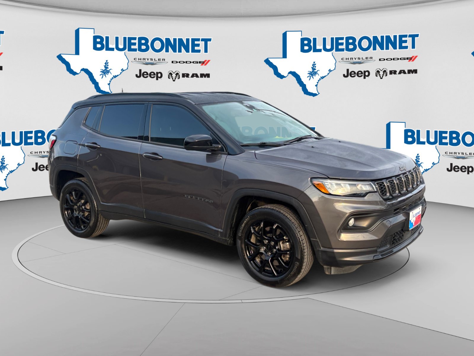 Used 2024 Jeep Compass Latitude w/ Convenience Group AWD/4WD image 3