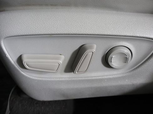 Used 2023 Toyota Highlander XLE FWD image 34