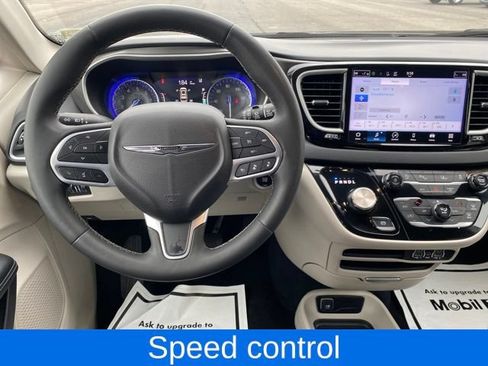 Used 2024 Chrysler Pacifica Touring-L FWD image 7