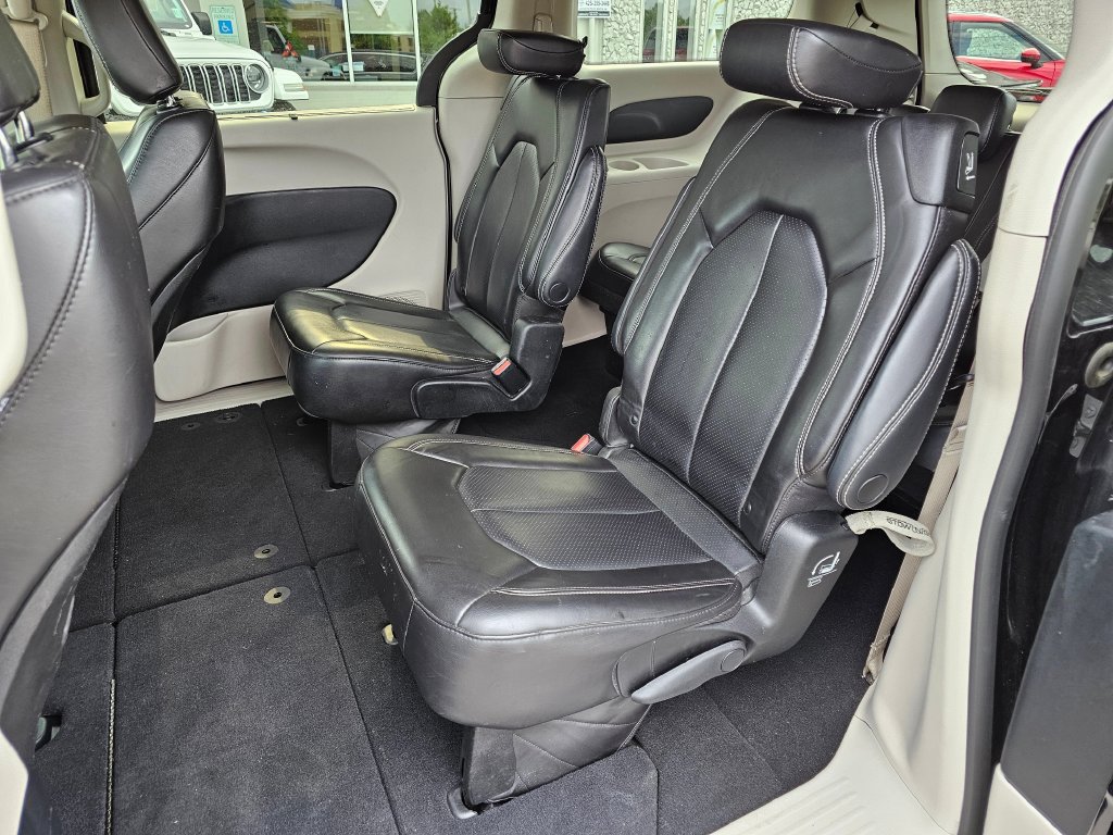 Used 2023 Chrysler Pacifica Touring-L FWD image 18