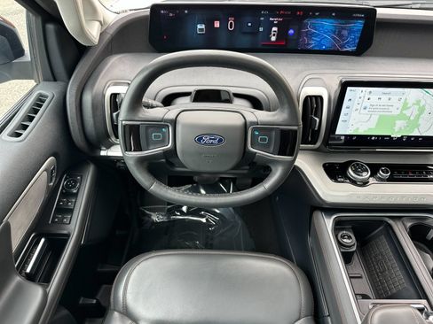 Used 2025 Ford Expedition Active AWD/4WD image 17