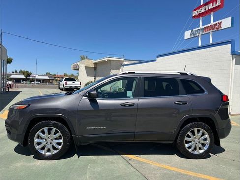 Used 2017 Jeep Cherokee Limited w/ Technology Group AWD/4WD image 10