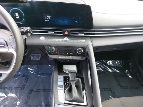 Certified 2025 Hyundai Elantra SEL w/ Cargo Package image 19