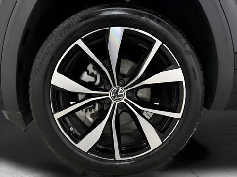 Used 2025 Volkswagen Atlas Cross Sport SEL Premium R-Line image 21