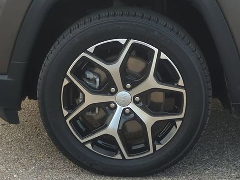 Used 2024 Jeep Compass Latitude image 10