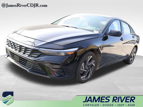 Used 2025 Hyundai Elantra SEL FWD image 8