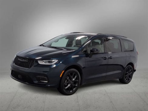 Certified 2023 Chrysler Pacifica Touring-L w/ S Appearance Package image 4