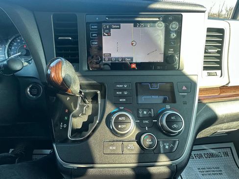 Used 2015 Toyota Sienna Limited image 13