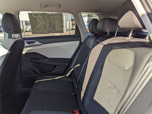 Certified 2025 Volkswagen Taos SE image 17