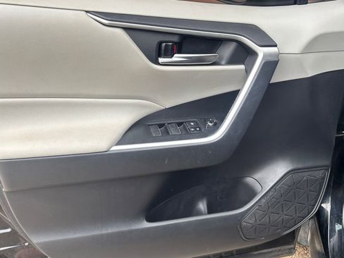 Used 2021 Toyota RAV4 XLE Premium image 5