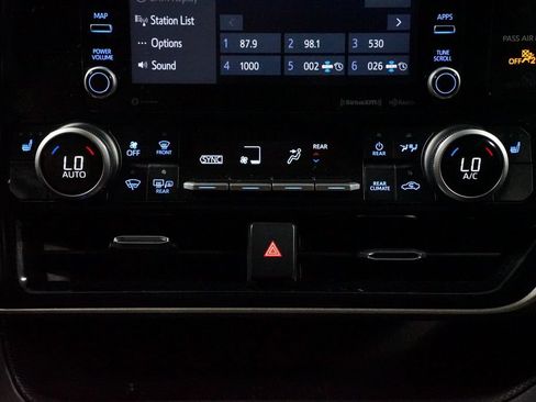Used 2021 Toyota Highlander XLE FWD image 19