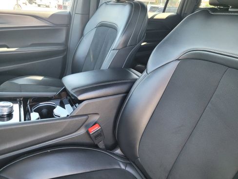 Used 2023 Jeep Grand Cherokee L Laredo image 18