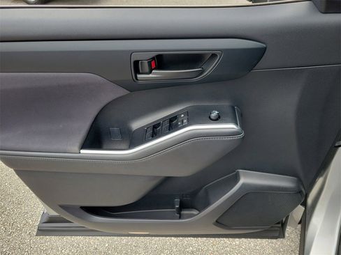 Used 2023 Toyota Highlander LE image 14