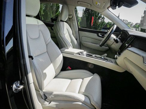 Used 2022 Volvo XC60 B5 Inscription w/ Advanced Package FWD image 33