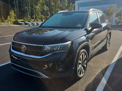 Used 2022 Volkswagen Taos SE w/ Panoramic Sunroof Package
