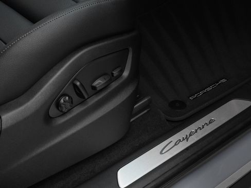 Used 2026 Porsche Cayenne AWD/4WD image 18