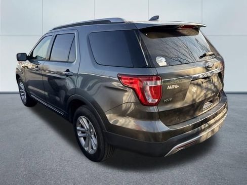 Used 2017 Ford Explorer XLT image 4