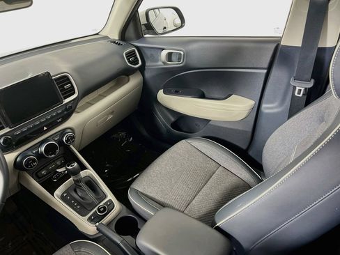 Certified 2025 Hyundai Venue Limited FWD image 22
