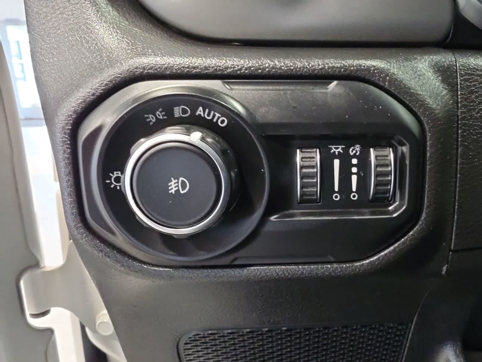 Used 2022 Jeep Wrangler Unlimited Sahara w/ Cold Weather Group AWD/4WD image 18