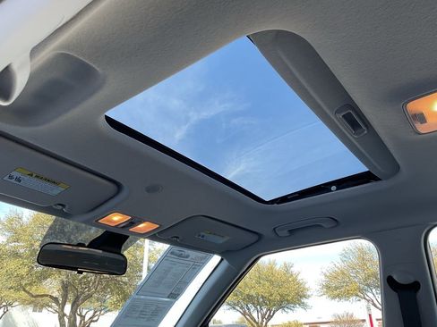 Used 2025 Hyundai Venue SEL image 20