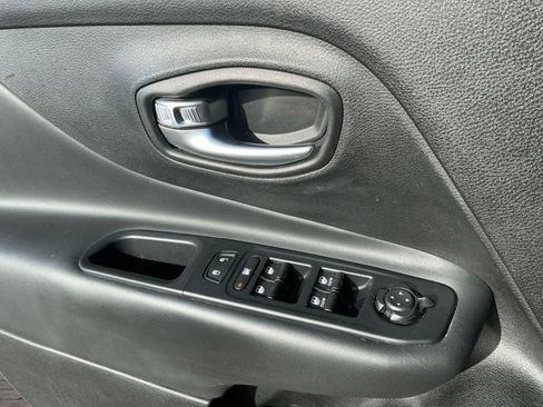 Used 2018 Jeep Renegade Altitude w/ Popular Equipment Group image 11