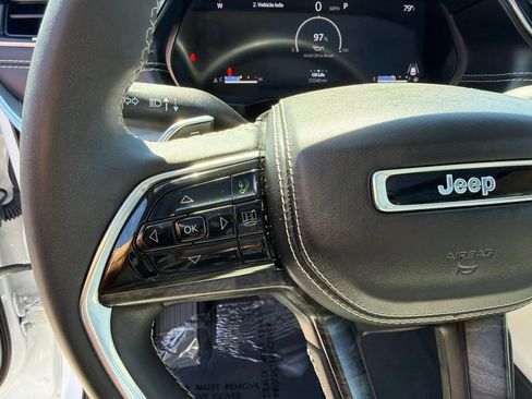 Used 2023 Jeep Grand Cherokee Overland AWD/4WD image 18