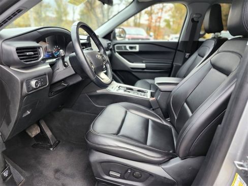 Certified 2022 Ford Explorer XLT w/ Equipment Group 202A image 18