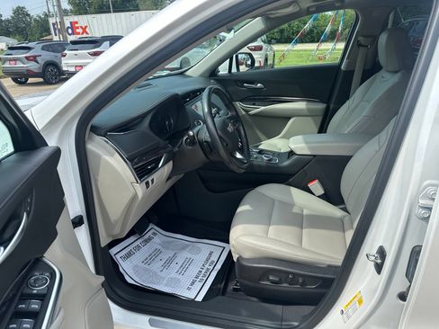 Used 2023 Cadillac XT4 Luxury w/ Cold Weather Package FWD image 9