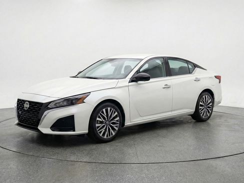 Used 2025 Nissan Altima 2.5 SV FWD image 3