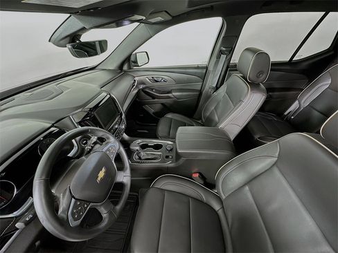Used 2023 Chevrolet Traverse Premier image 11